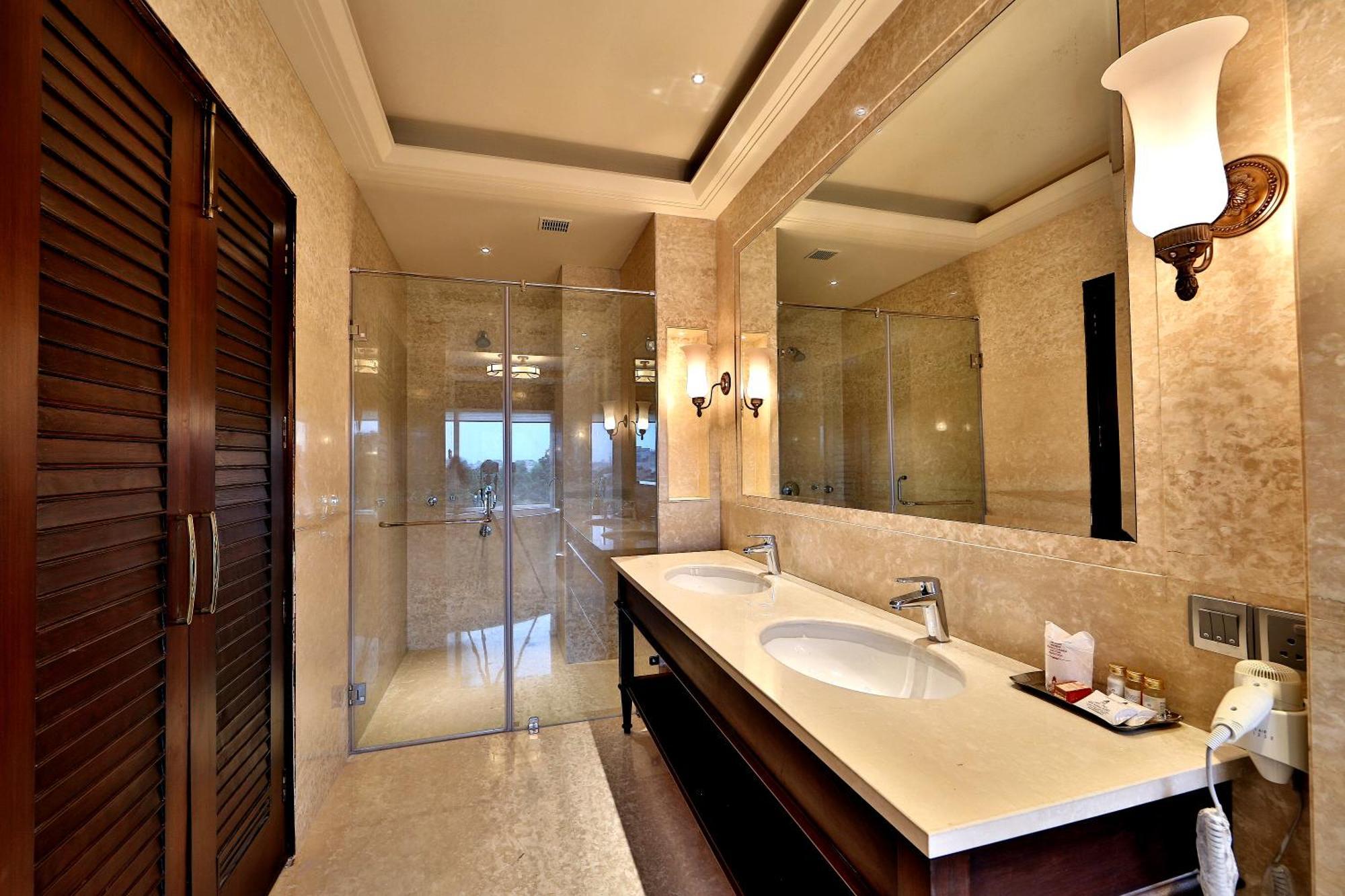 Hotel Maharaja Regency Ludhiana Buitenkant foto
